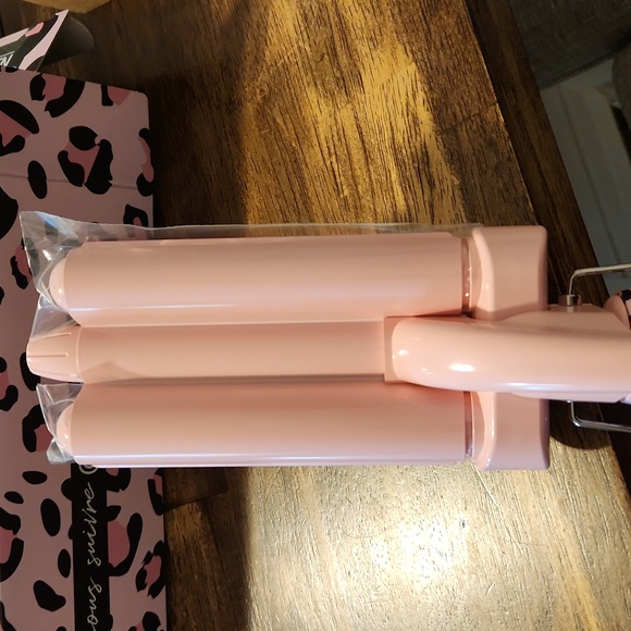 Beachwaver triple barrel curling iron - Picture 3 of 6